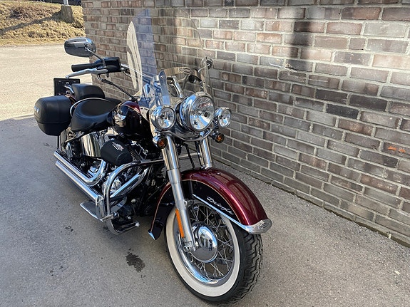 Harley-Davidson FLSTN Softail Deluxe 3 of 5