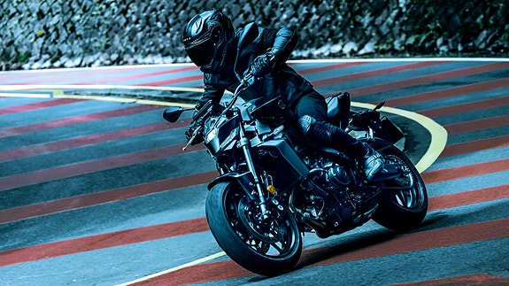 Yamaha MT-09 Y-AMT 2 of 7