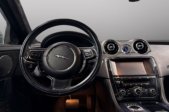 Jaguar XJ 9 of 18