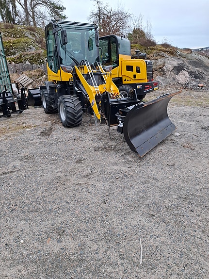 Hjullaster 4x4 Nuoman NM-L920 med skjær og skuffe