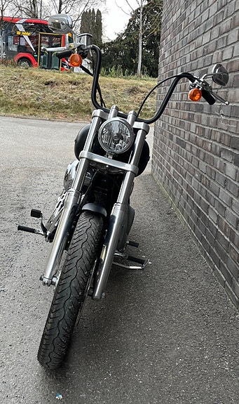 Harley-Davidson FXDB Street Bob 3 of 5