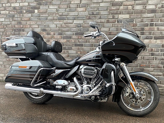 Harley-Davidson FLTRUSE Road Glide Ultra CVO 3 of 5