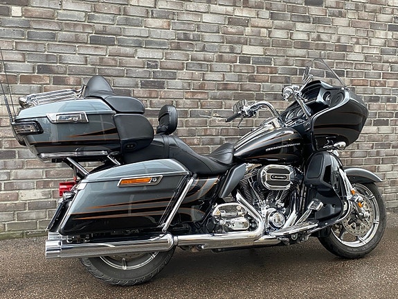 Harley-Davidson FLTRUSE Road Glide Ultra CVO 4 of 5