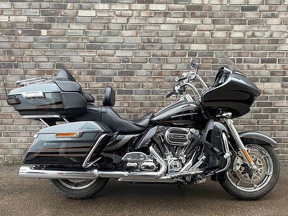 Harley-Davidson FLTRUSE Road Glide Ultra CVO 2 of 5