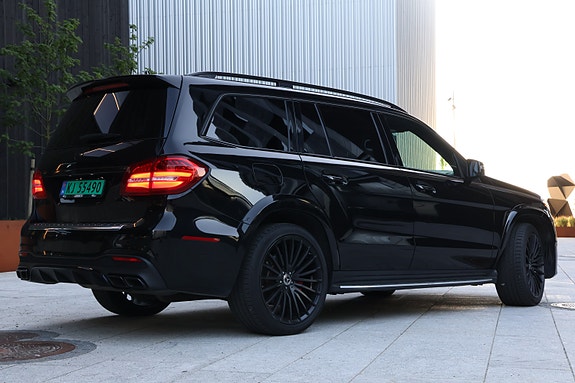 Mercedes-Benz GLS63 18 of 30
