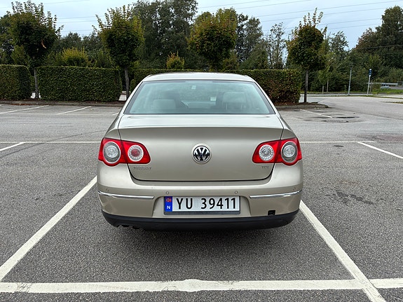 Volkswagen Passat 4 of 30