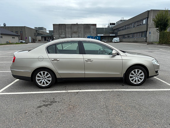 Volkswagen Passat 3 of 30