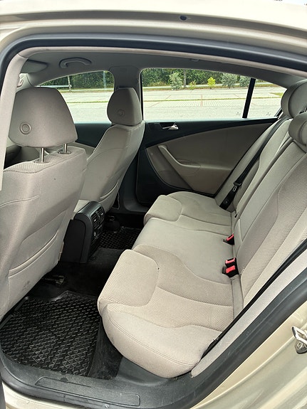 Volkswagen Passat 16 of 30