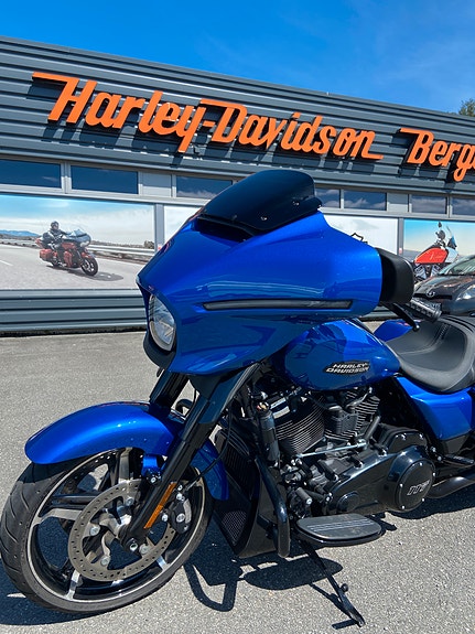 Harley-Davidson Street Glide 4 of 5