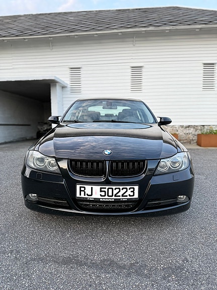 BMW 325i 3 of 5