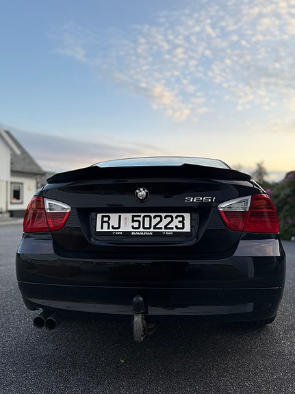 BMW 325i 4 of 5