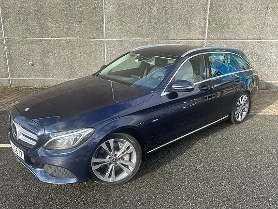 Mercedes-Benz C350 3 of 8