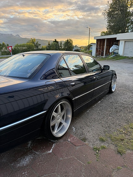 BMW 7-Serie 4 of 19