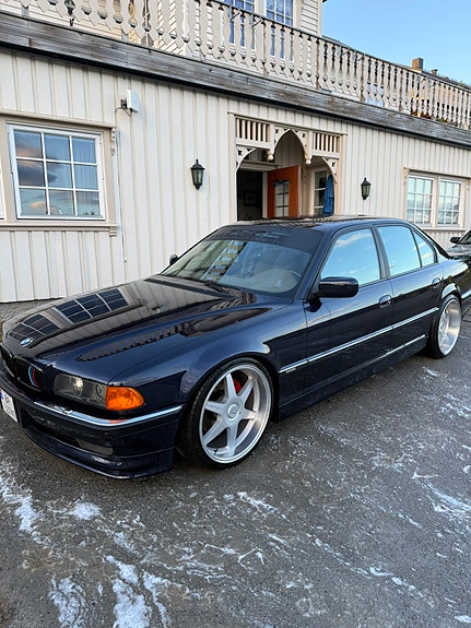 BMW 7-Serie 2 of 19