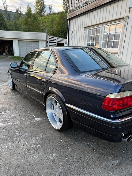 BMW 7-Serie 3 of 19