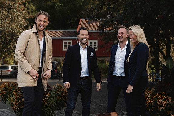 Vi opptatt av faglig utvikling og å ha det gøy på jobb. Vi trives sammen både i og utenfor arbeidstid.  Gled deg til å bli en del av gjengen!