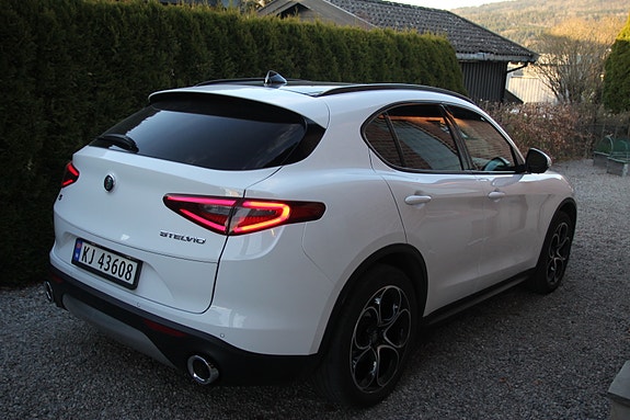 Alfa Romeo Stelvio 2 of 5