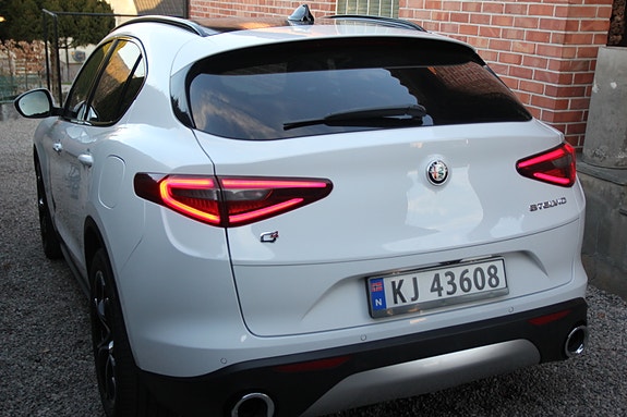Alfa Romeo Stelvio 4 of 5