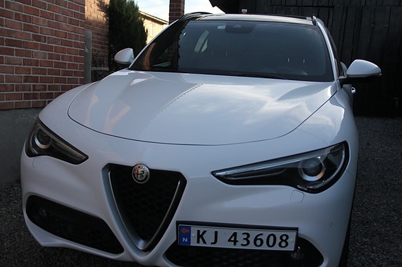 Alfa Romeo Stelvio 3 of 5