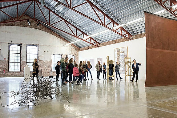 Som omviser vil du formidle årets utstillinger til ulike grupper, i alle aldre og ulik bakgrunn.