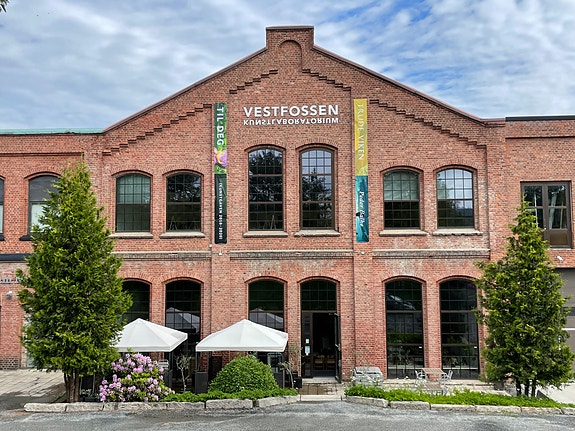 Noe av det som gjør Vestfossen Kunstlaboratorium til et unikt visningssted for kunst, er den vakre bygningen som huser kunstsenteret.