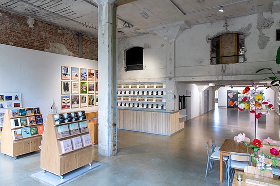 I inngangspartiet til Vestfossen Kunstlaboratorium møter publikum våre formidlere i skranken.