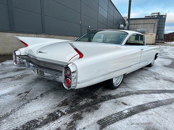 Cadillac Deville 5 of 5