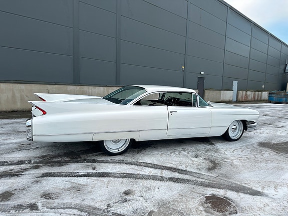 Cadillac Deville 4 of 5