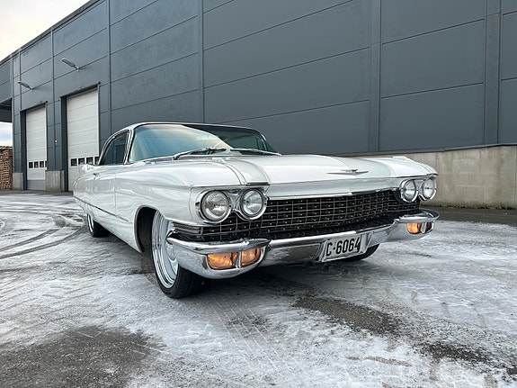 Cadillac Deville 2 of 5