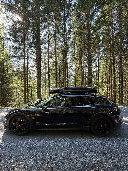 Porsche Taycan Cross Turismo 12 of 30