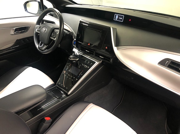 Toyota Mirai 14 of 30