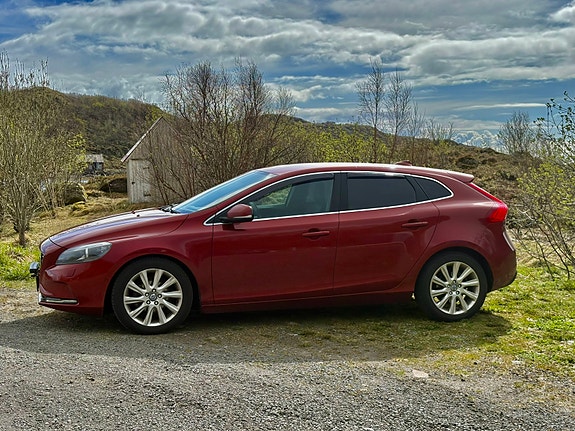 Volvo V40 2 of 16