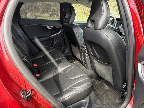 Volvo V40 10 of 16
