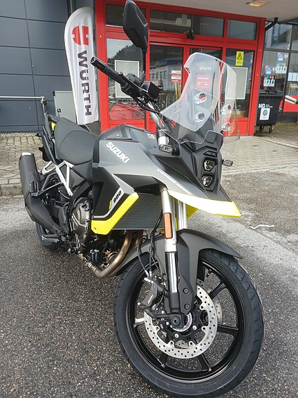 Suzuki DL800RQ V-Strom 2 of 9