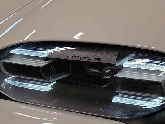 Porsche Taycan 11 of 30