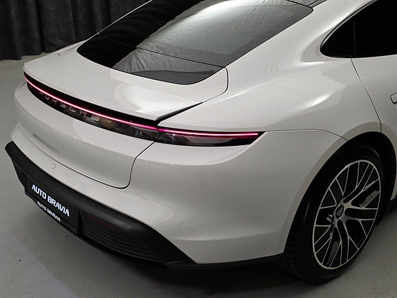 Porsche Taycan 18 of 30