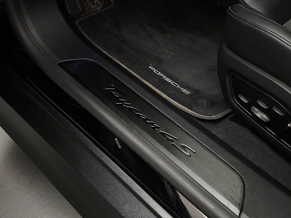Porsche Taycan 25 of 30