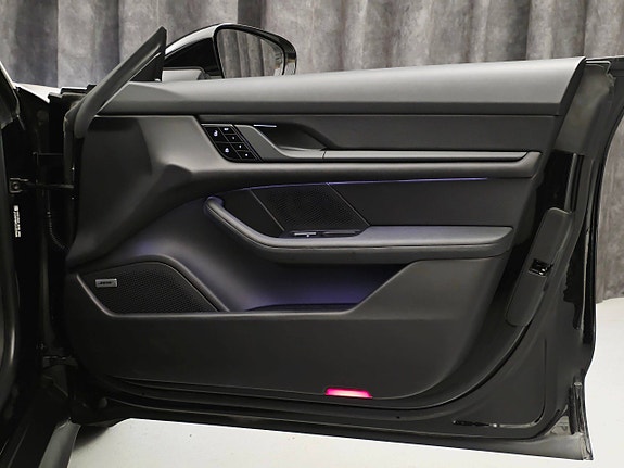 Porsche Taycan 26 of 30