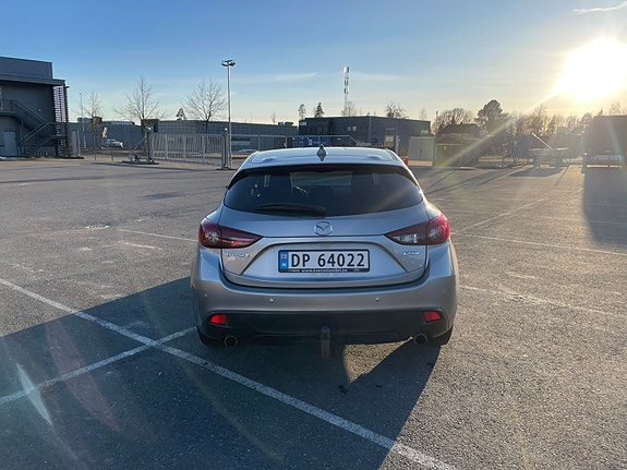Mazda 3 4 of 5