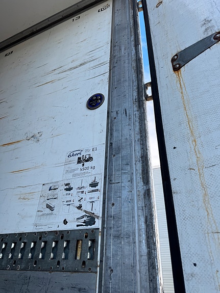 Ekeri Stykkgodsjumbo! 4800mm sene med løftebord. Innvendige høyder 3140 mm nede og 2860 mm på senen. Hel og pen trailer med alufelger! Vi har tatt service på den. Selges med ny EU kontroll. 13 of 15