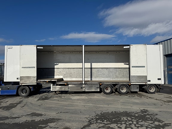 Ekeri Stykkgodsjumbo! 4800mm sene med løftebord. Innvendige høyder 3140 mm nede og 2860 mm på senen. Hel og pen trailer med alufelger! Vi har tatt service på den. Selges med ny EU kontroll. 8 of 15