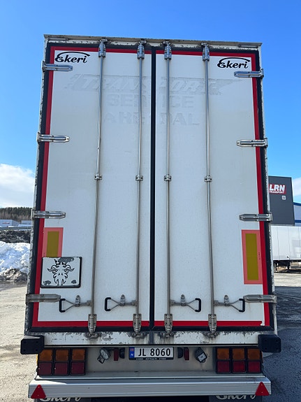 Ekeri Stykkgodsjumbo! 4800mm sene med løftebord. Innvendige høyder 3140 mm nede og 2860 mm på senen. Hel og pen trailer med alufelger! Vi har tatt service på den. Selges med ny EU kontroll. 3 of 5