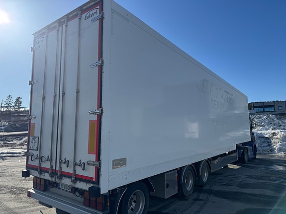 Ekeri Stykkgodsjumbo! 4800mm sene med løftebord. Innvendige høyder 3140 mm nede og 2860 mm på senen. Hel og pen trailer med alufelger! Vi har tatt service på den. Selges med ny EU kontroll. 4 of 5