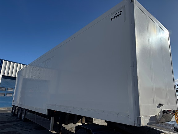 Ekeri Stykkgodsjumbo! 4800mm sene med løftebord. Innvendige høyder 3140 mm nede og 2860 mm på senen. Hel og pen trailer med alufelger! Vi har tatt service på den. Selges med ny EU kontroll. 5 of 5
