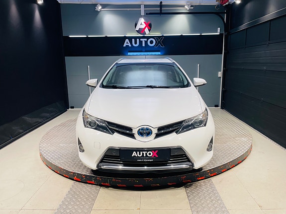 Toyota Auris 2 of 5