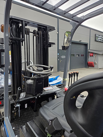 Rippa RF20E – Elektrisk gaffeltruck 2 tonn / 4,5 m løftehøyde / sideskift og gaffelspreder 4 of 5
