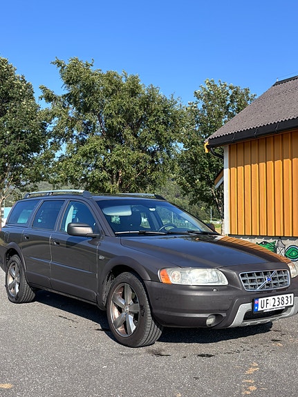 Volvo XC70 2 of 5