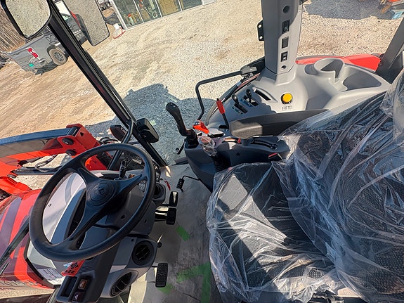 Kubota M4-073 8 of 16