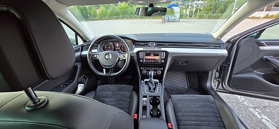 Volkswagen Passat 16 of 30