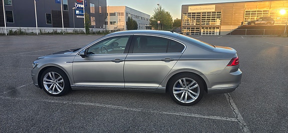 Volkswagen Passat 12 of 30